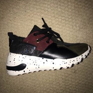 Mix No. 6 tennis shoe